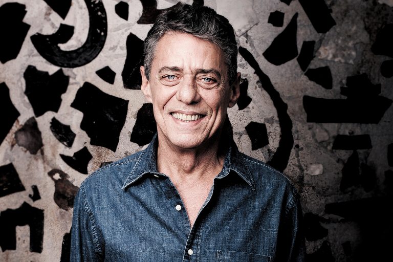 Chico Buarque passa por cirurgia em hospital no Rio