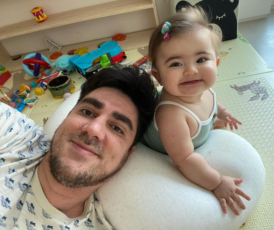 Marcelo Adnet comemora primeiro ano da filha com foto inédita