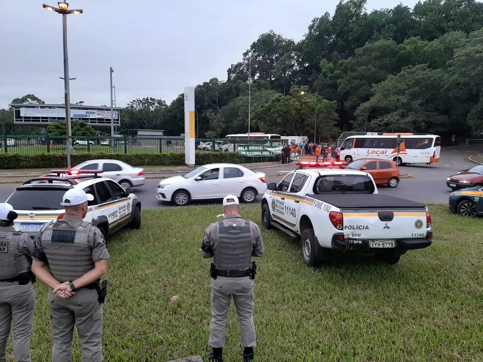 Manifestantes protestam na frente da REFAP, em Canoas