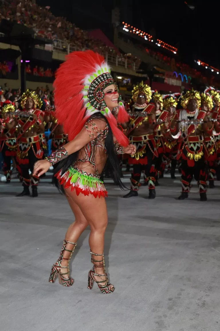 Viviane Araújo brilhou grávida na Sapucaí