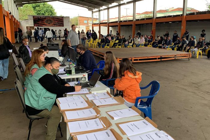 Feirão de Empregos atrai centenas de pessoas a quadra de escola de samba na zona norte de Porto Alegre