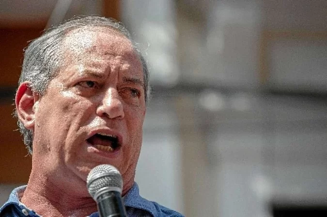 Ciro Gomes dispara contra retirada de sua pré-candidatura à Presidência