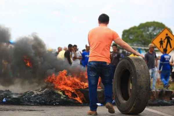 PRF aciona AGU para liberar estradas bloqueadas por caminhoneiros