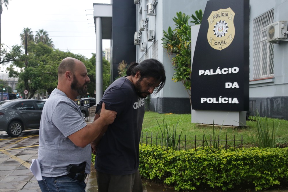 Polícia indicia por feminicídio e violência psicológica suspeito de matar namorada e carbonizar corpo em lareira no RS