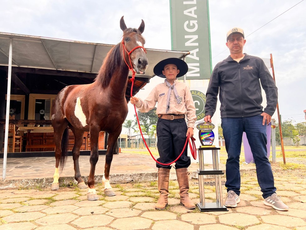 Criança de 12 anos vence ‘duelo’ entre 350 laçadores em Esteio