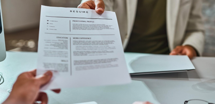 Como criar um currículo bem estruturado para se destacar no mercado de trabalho