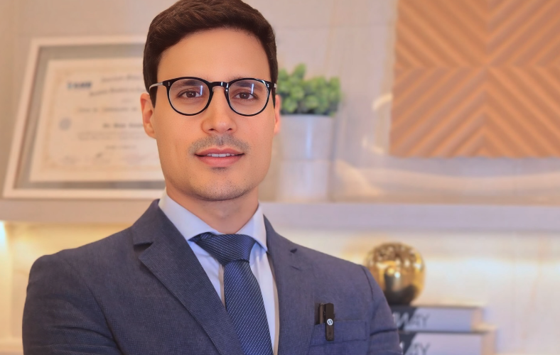 Por que o Dr. Adriano Fernandes é Destaque em Cirurgia Plástica Natural e Segura?