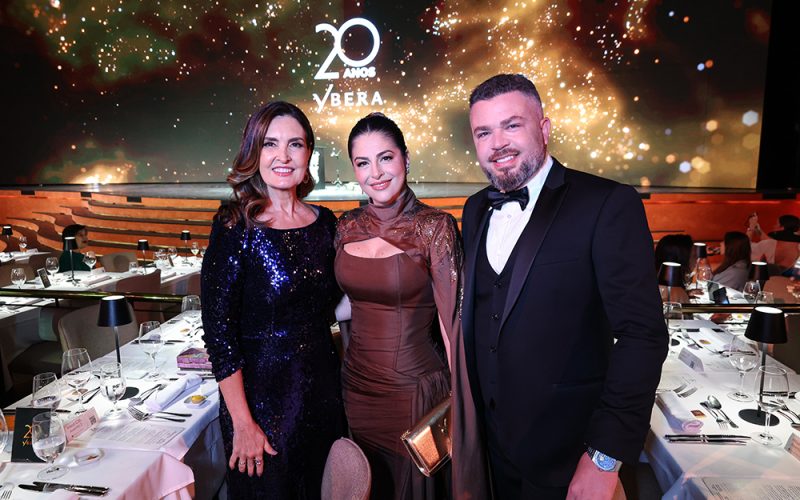 Fátima Bernardes marca presença em luxuosa festa de 20 anos da Ybera no Rio de Janeiro