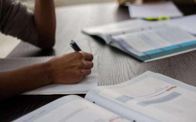 Estuda, mas não melhora a nota? 4 estratégias para virar o jogo