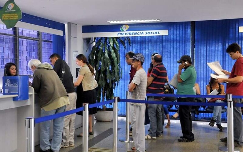 Aumento de filas no INSS gera preocupação e polêmica no governo