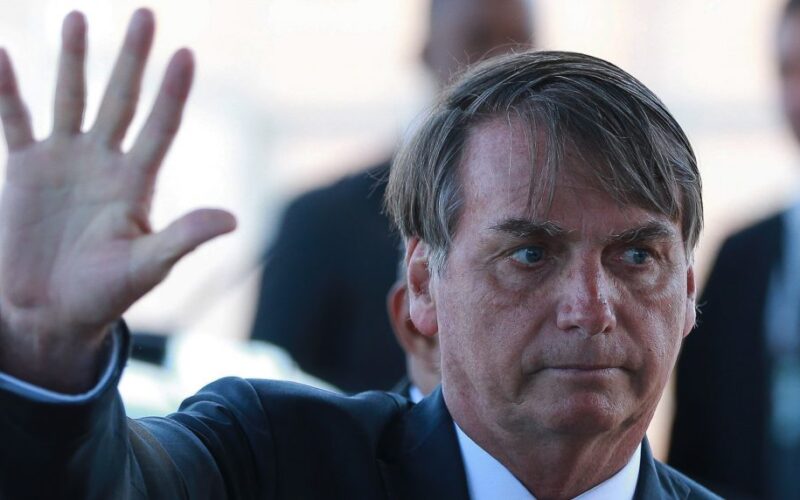 Bolsonaro é levado da PF em Brasília para hospital onde passará por cirurgia