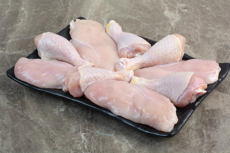 Compra de carne de frango do Brasil pela China é suspensa por 60 dias devido a surto de gripe aviária.