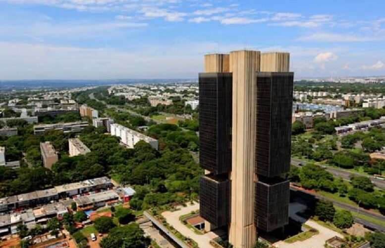 Economista aponta regulação falha como facilitadora de fraudes e quebradeira de instituições financeiras no Brasil