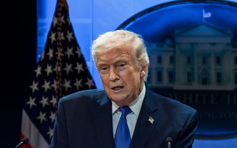 Entenda como Trump pretende contornar decisão da Suprema Corte e impor tarifas: conheça as leis em questão.