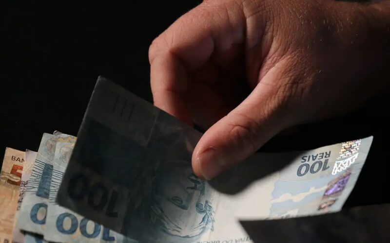 Beneficiários do INSS devem receber adiantamento do 13° salário