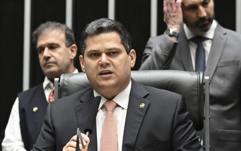 Aliados do presidente do Senado poupam confronto após escândalo envolvendo Lulinha e apoiam indicação de Jorge Messias para o STF