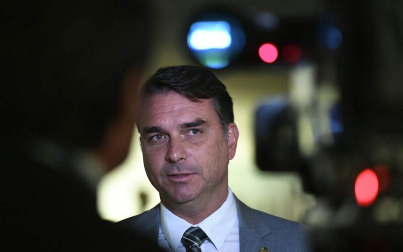 Flávio Bolsonaro afirma que ainda não pensa em Eduardo como ministro do Itamaraty; ele é uma referência, diz.