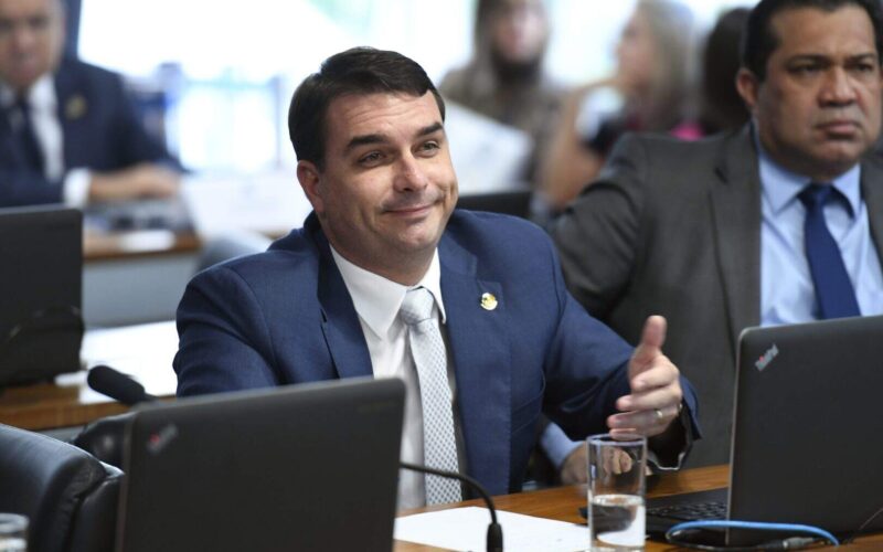 Novo reforço na equipe jurídica de Flávio Bolsonaro traz ex-ministra do TSE e advogado conhecido da Lava-Jato