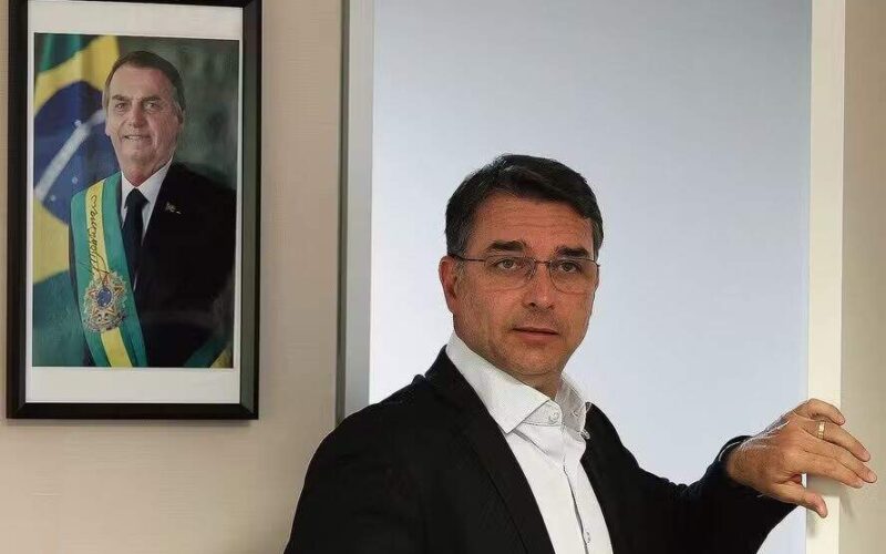 Flávio Bolsonaro ultrapassa Tarcísio e se torna o preferido dos apoiadores de Bolsonaro para a Presidência