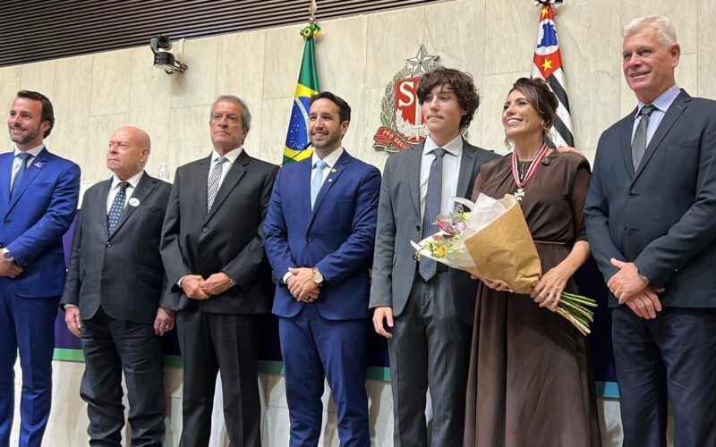 Rosana Valle recebe maior honraria da Alesp com apoio de lideranças da direita