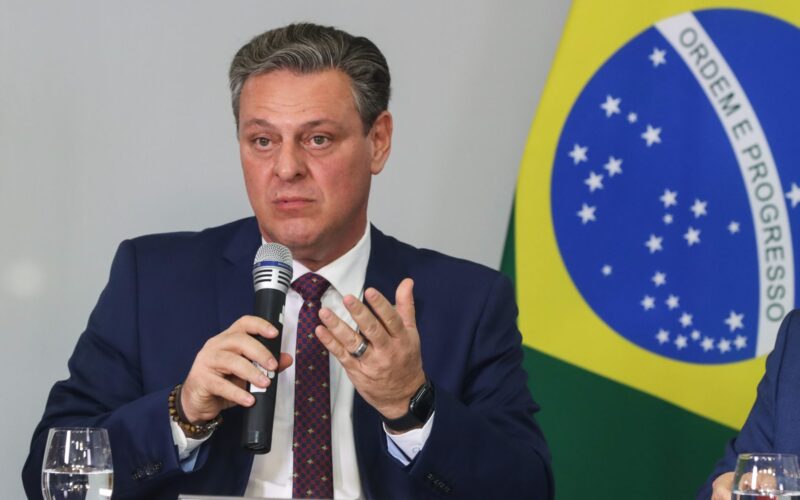 Carlos Fávaro retorna ao Ministério da Agricultura para coordenar transição