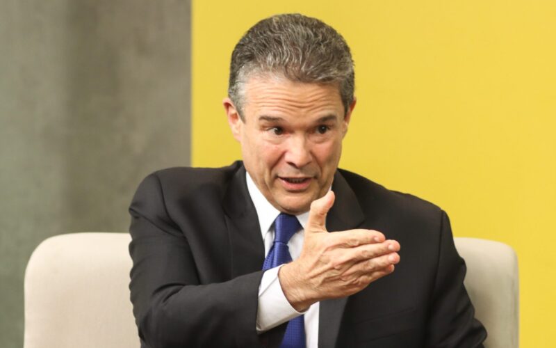 Brasil mantém compromisso com exportação de carne para a Europa, afirma Ministro da Agricultura sobre reversão de decisão.