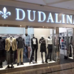 Fábrica de roupas Dudalina é condenada após funcionária negra dizer que só podia usar a porta dos fundos