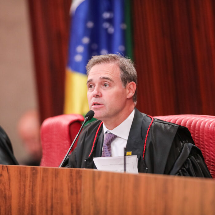 André Mendonça recusa solicitação de Flávio Bolsonaro para remover críticas que o rotulam de “mentiroso master” e “puxa-saco de Trump