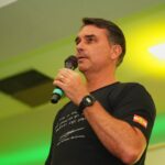 Estratégia de escape de Flávio Bolsonaro foi planejada semanas antes da eleição perdida