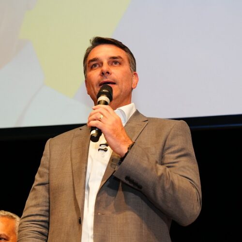 Flávio Bolsonaro se compromete a reestabelecer auxílio a eventos, suspenso por Lula devido a indícios de fraudes e despesas elevadas